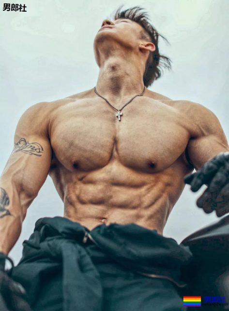 嘴被塞袜子男模教练，终于脱了，人鱼线青筋炸裂~！ - 51虹马