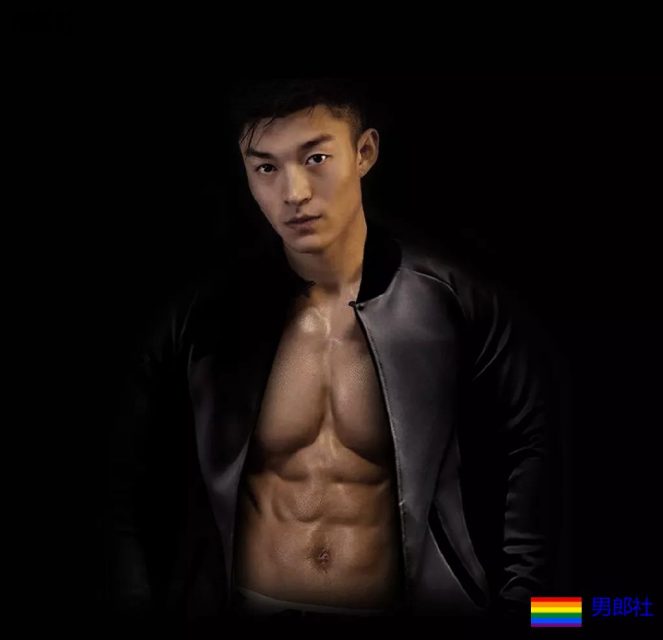 嘴被塞袜子男模教练，终于脱了，人鱼线青筋炸裂~！ - 51虹马