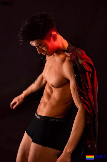 嘴被塞袜子男模教练，终于脱了，人鱼线青筋炸裂~！ - 51虹马