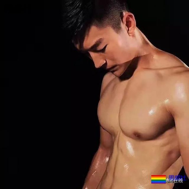 嘴被塞袜子男模教练，终于脱了，人鱼线青筋炸裂~！ - 51虹马