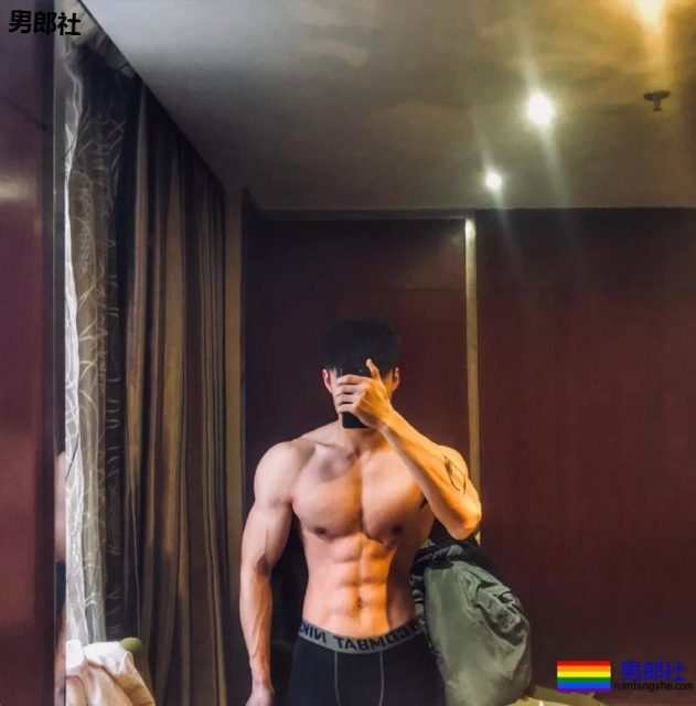 嘴被塞袜子男模教练，终于脱了，人鱼线青筋炸裂~！ - 51虹马