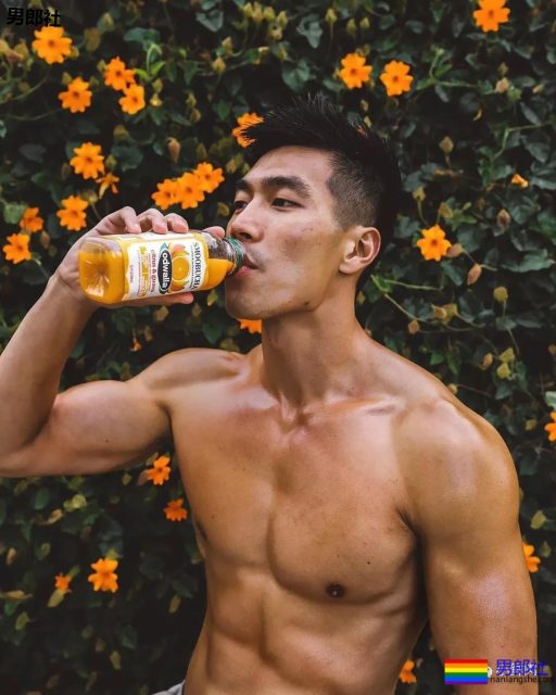 古铜色筋肉熟男硬照一览!想跟他一起用美黑舱…… - 51虹马 古铜色筋肉熟男硬照一览!想跟他一起用美黑舱…… - 51虹马