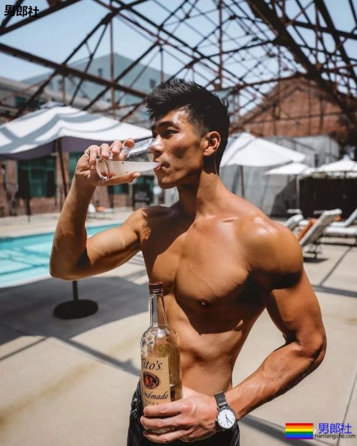 古铜色筋肉熟男硬照一览!想跟他一起用美黑舱…… - 51虹马 古铜色筋肉熟男硬照一览!想跟他一起用美黑舱…… - 51虹马