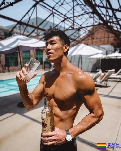 古铜色筋肉熟男硬照一览!想跟他一起用美黑舱…… - 51虹马 古铜色筋肉熟男硬照一览!想跟他一起用美黑舱…… - 51虹马