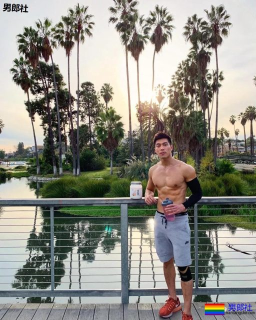 古铜色筋肉熟男硬照一览!想跟他一起用美黑舱…… - 51虹马 古铜色筋肉熟男硬照一览!想跟他一起用美黑舱…… - 51虹马