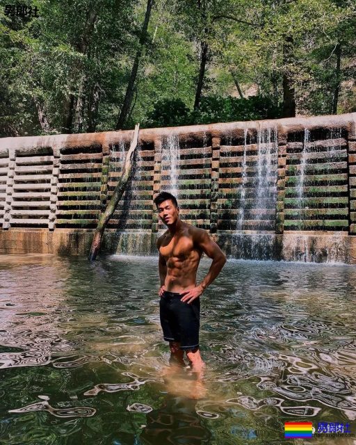 古铜色筋肉熟男硬照一览!想跟他一起用美黑舱…… - 51虹马 古铜色筋肉熟男硬照一览!想跟他一起用美黑舱…… - 51虹马