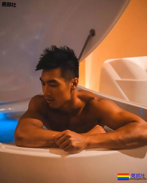 古铜色筋肉熟男硬照一览!想跟他一起用美黑舱…… - 51虹马 古铜色筋肉熟男硬照一览!想跟他一起用美黑舱…… - 51虹马