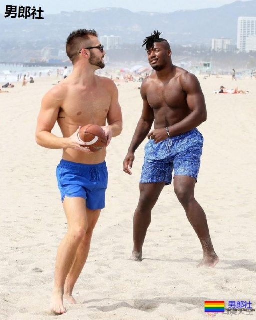 橄榄球星和男友牵手漫步沙滩 - 51虹马 橄榄球星和男友牵手漫步沙滩 - 51虹马