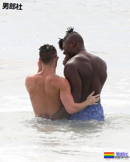 橄榄球星和男友牵手漫步沙滩 - 51虹马 橄榄球星和男友牵手漫步沙滩 - 51虹马