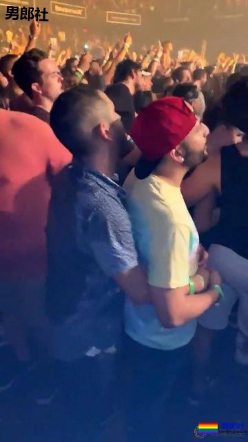 一对男粉在萌猴Zedd音乐会上订婚 - 51虹马