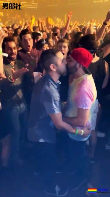 一对男粉在萌猴Zedd音乐会上订婚 - 51虹马