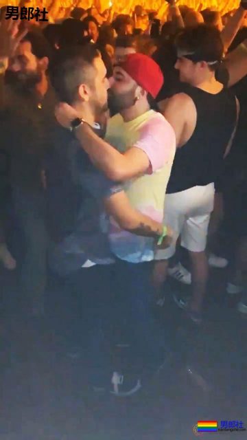 一对男粉在萌猴Zedd音乐会上订婚 - 51虹马