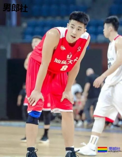 撞脸黄景瑜、熊抱张大大，这些篮球体育生是要搞事情啊？ - 51虹马