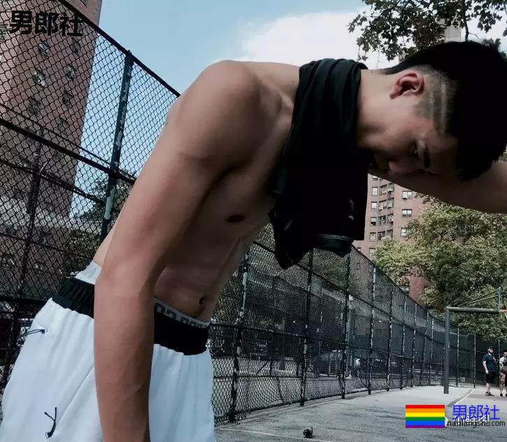 撞脸黄景瑜、熊抱张大大，这些篮球体育生是要搞事情啊？ - 51虹马