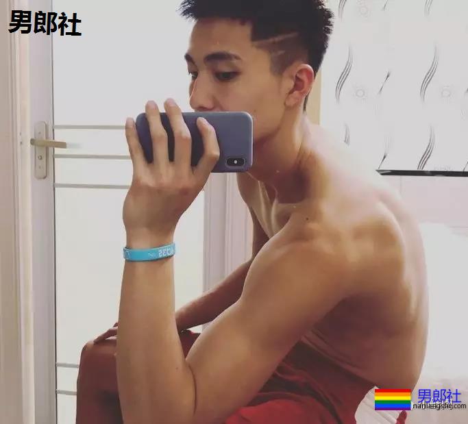 撞脸黄景瑜、熊抱张大大，这些篮球体育生是要搞事情啊？ - 51虹马