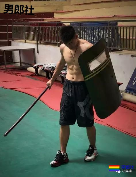 撞脸黄景瑜、熊抱张大大，这些篮球体育生是要搞事情啊？ - 51虹马