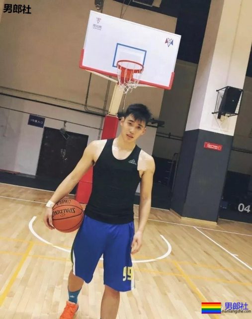撞脸黄景瑜、熊抱张大大，这些篮球体育生是要搞事情啊？ - 51虹马