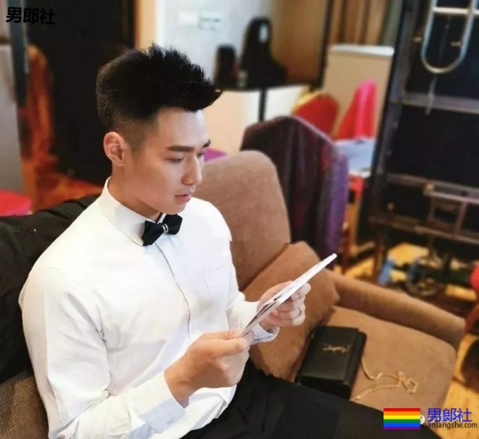 撞脸黄景瑜、熊抱张大大，这些篮球体育生是要搞事情啊？ - 51虹马