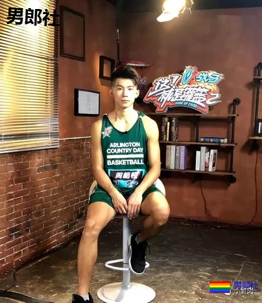 撞脸黄景瑜、熊抱张大大，这些篮球体育生是要搞事情啊？ - 51虹马