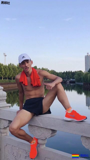 188大长腿薄肌体育生，短裤太短却成焦点！ - 51虹马