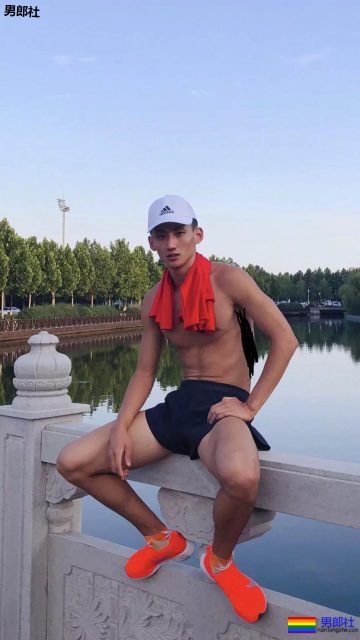 188大长腿薄肌体育生，短裤太短却成焦点！ - 51虹马