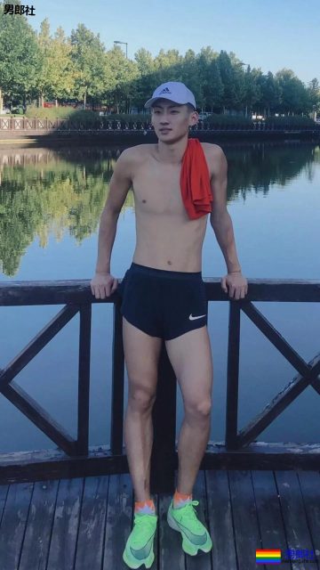 188大长腿薄肌体育生，短裤太短却成焦点！ - 51虹马