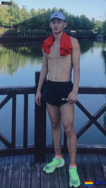 188大长腿薄肌体育生，短裤太短却成焦点！ - 51虹马