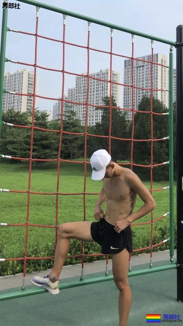 188大长腿薄肌体育生，短裤太短却成焦点！ - 51虹马