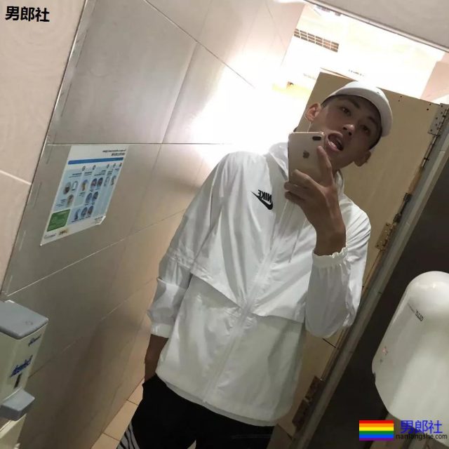 188大长腿薄肌体育生，短裤太短却成焦点！ - 51虹马