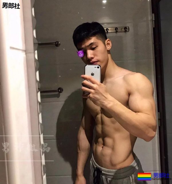 00后单眼皮精壮巨胸学弟，公狗腰让人失去抵抗力!-51虹马