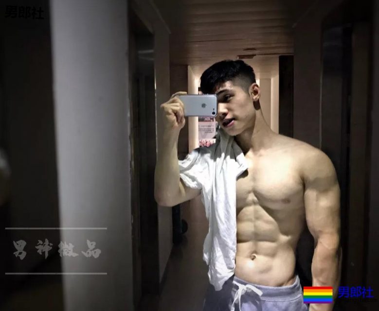 00后单眼皮精壮巨胸学弟，公狗腰让人失去抵抗力! - 51虹马