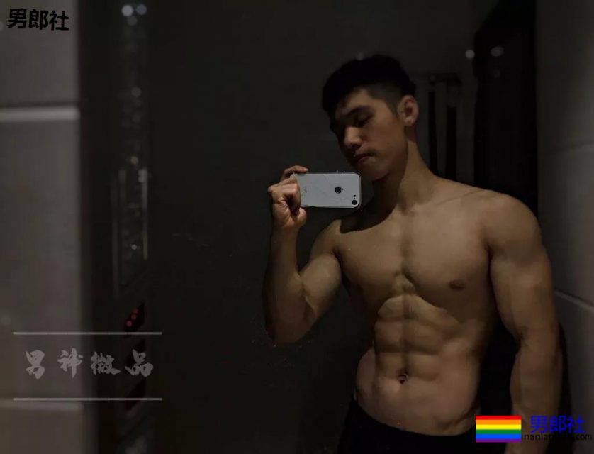 00后单眼皮精壮巨胸学弟，公狗腰让人失去抵抗力! - 51虹马