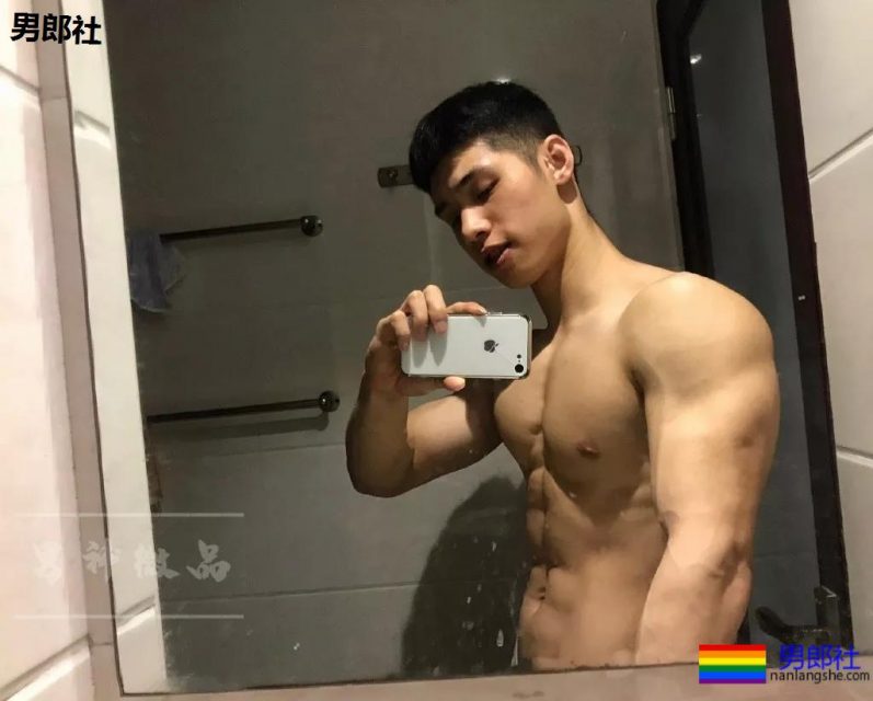 00后单眼皮精壮巨胸学弟，公狗腰让人失去抵抗力! - 51虹马