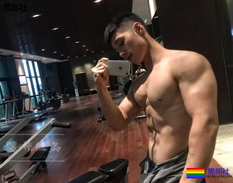 00后单眼皮精壮巨胸学弟，公狗腰让人失去抵抗力! - 51虹马