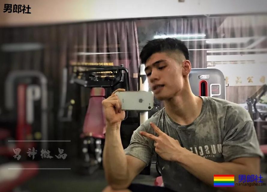 00后单眼皮精壮巨胸学弟，公狗腰让人失去抵抗力! - 51虹马