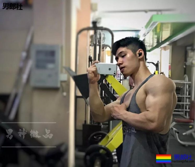 00后单眼皮精壮巨胸学弟，公狗腰让人失去抵抗力! - 51虹马