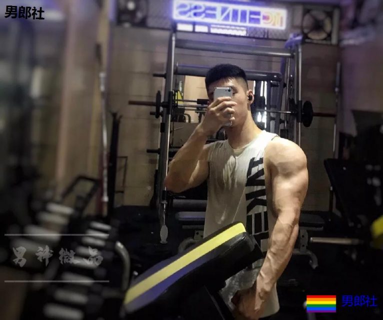 00后单眼皮精壮巨胸学弟，公狗腰让人失去抵抗力! - 51虹马