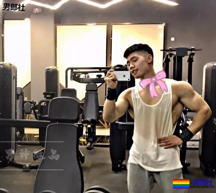 00后单眼皮精壮巨胸学弟，公狗腰让人失去抵抗力! - 51虹马