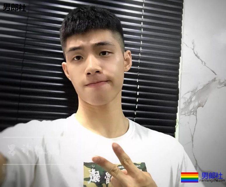 00后单眼皮精壮巨胸学弟，公狗腰让人失去抵抗力! - 51虹马