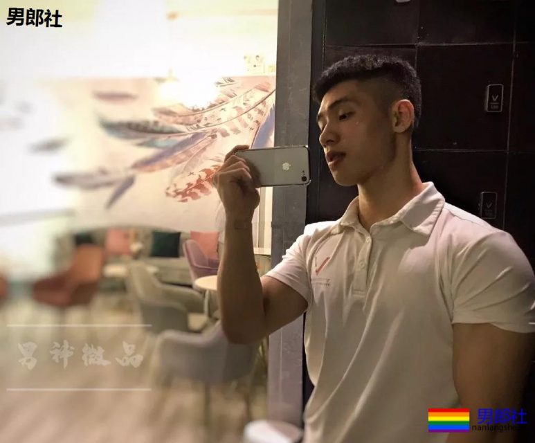 00后单眼皮精壮巨胸学弟，公狗腰让人失去抵抗力! - 51虹马