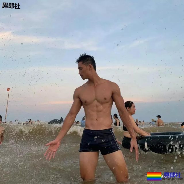 185大长腿男模遭群嘲？真相是那里太宽了！ - 51虹马