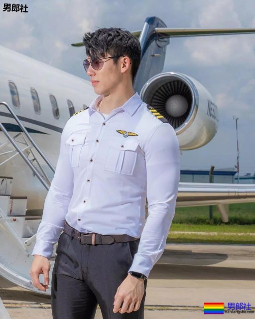 飞行员肌肉撑爆衬衫,原谅我想歪了! - 51虹马 飞行员肌肉撑爆衬衫,原谅我想歪了! - 51虹马