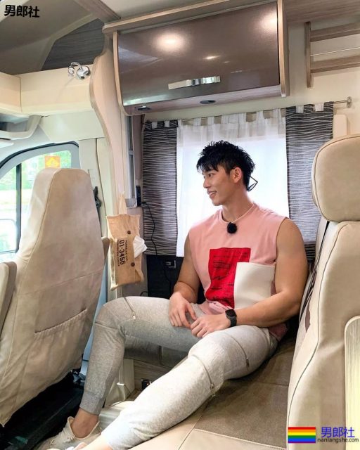 飞行员肌肉撑爆衬衫,原谅我想歪了! - 51虹马 飞行员肌肉撑爆衬衫,原谅我想歪了! - 51虹马