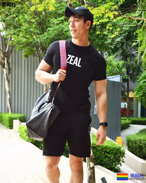 飞行员肌肉撑爆衬衫,原谅我想歪了! - 51虹马 飞行员肌肉撑爆衬衫,原谅我想歪了! - 51虹马