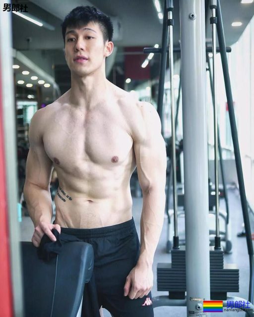 飞行员肌肉撑爆衬衫,原谅我想歪了! - 51虹马 飞行员肌肉撑爆衬衫,原谅我想歪了! - 51虹马