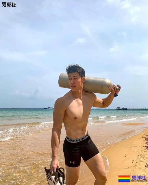 飞行员肌肉撑爆衬衫,原谅我想歪了! - 51虹马 飞行员肌肉撑爆衬衫,原谅我想歪了! - 51虹马