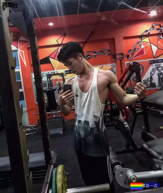 室友睡着之后我帮他打F基，醒了之后居然要口。 - 51虹马