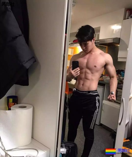 室友睡着之后我帮他打F基，醒了之后居然要口。 - 51虹马