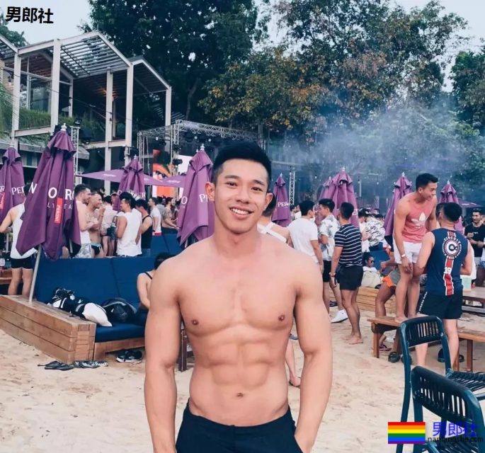 泰国泼水节唯一吃饱的男人,在T台走秀被网友调戏包大。-51虹马