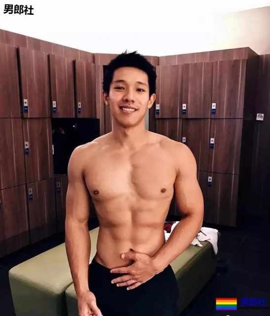 泰国泼水节唯一吃饱的男人，在T台走秀被网友调戏包大。 - 51虹马